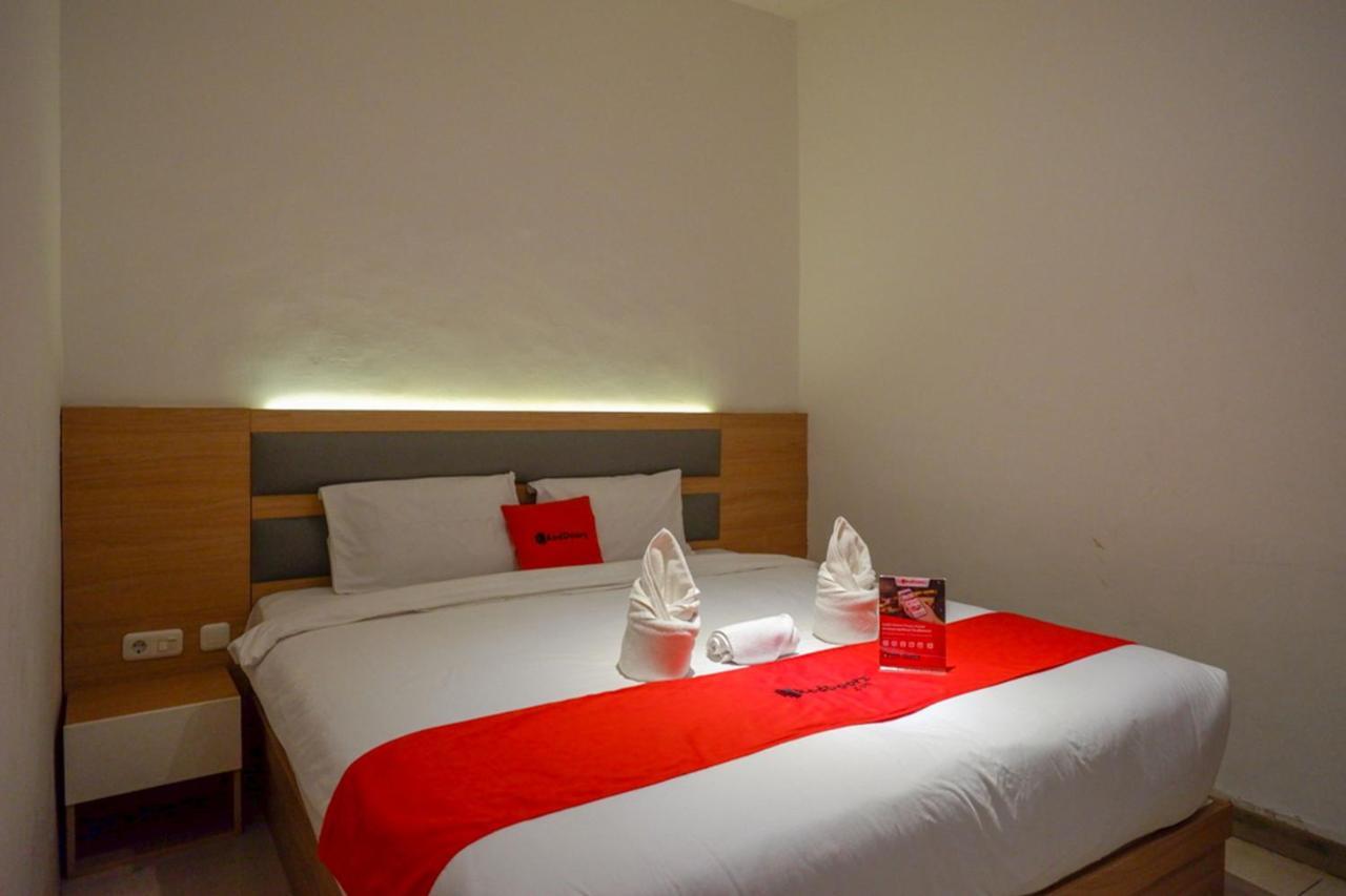 Reddoorz Plus @ Losari Macasar Exterior foto