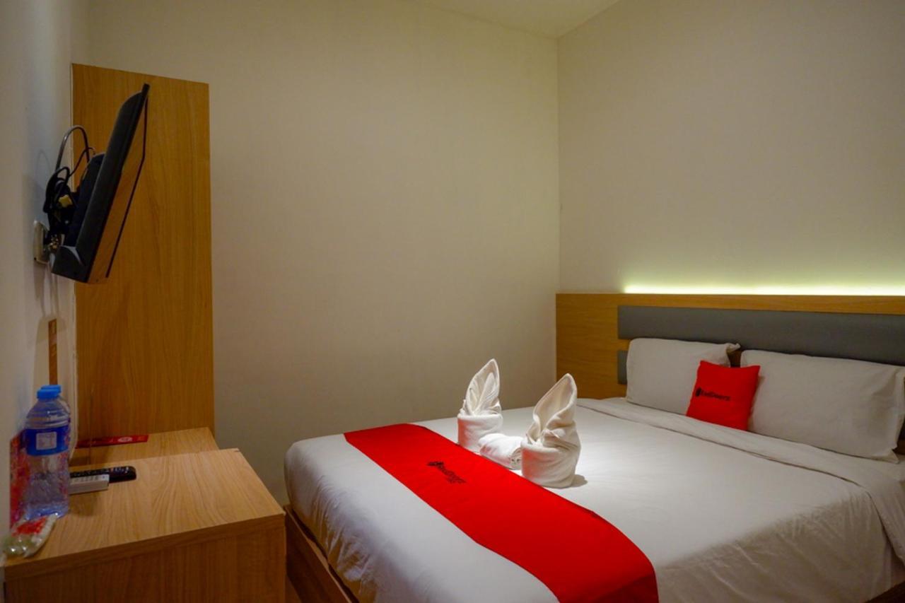 Reddoorz Plus @ Losari Macasar Exterior foto